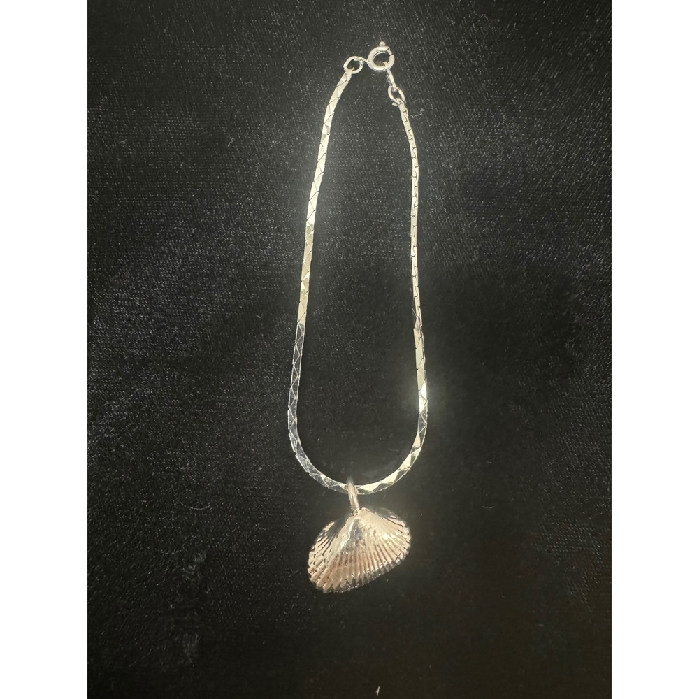 Silver Tone Seashell Pendant Necklace Diamond Cut Flat Link Chain Scallop Shell